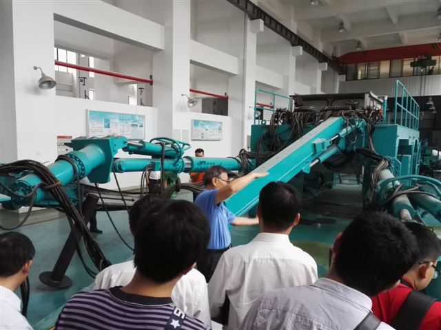 白发银丝映日月，丹心热血沃新花
