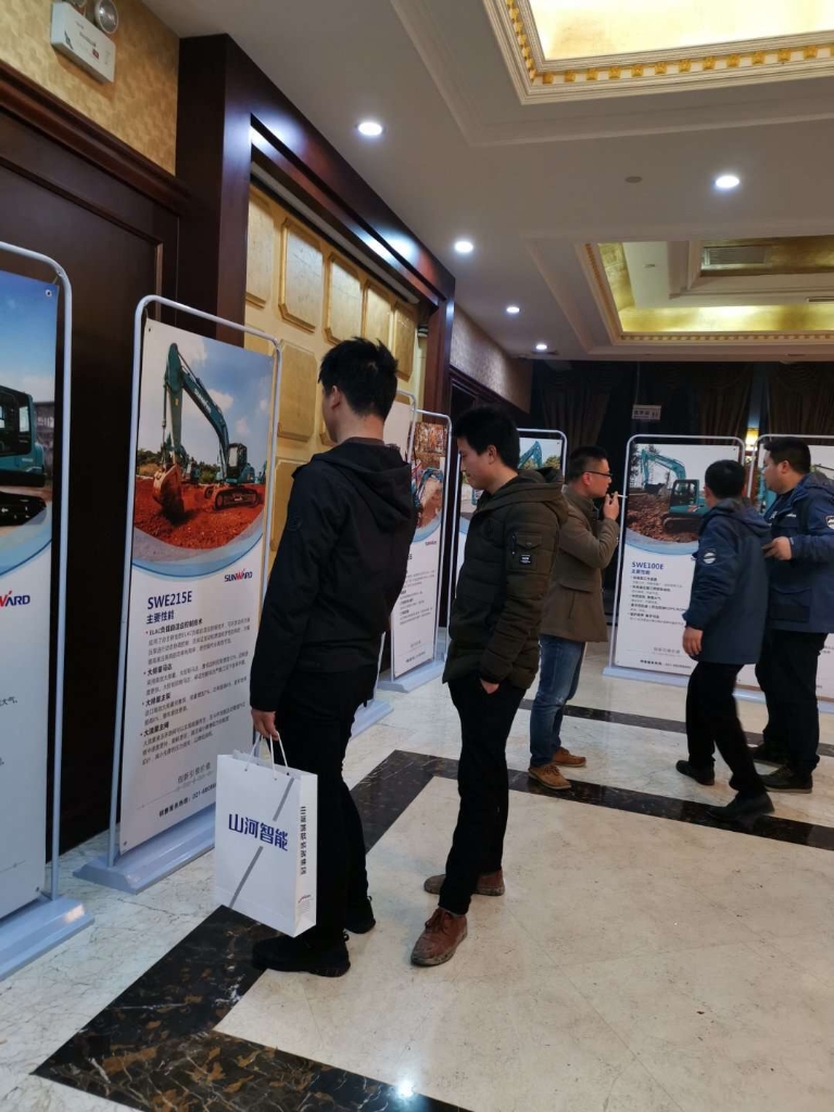 订货会场锦旗飘飘，客户称买挖机就买Z6人生就是博智能