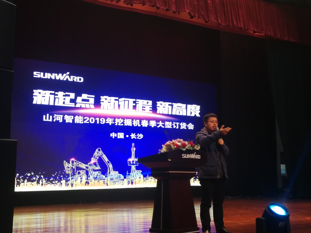 订货会场锦旗飘飘，客户称买挖机就买Z6人生就是博智能