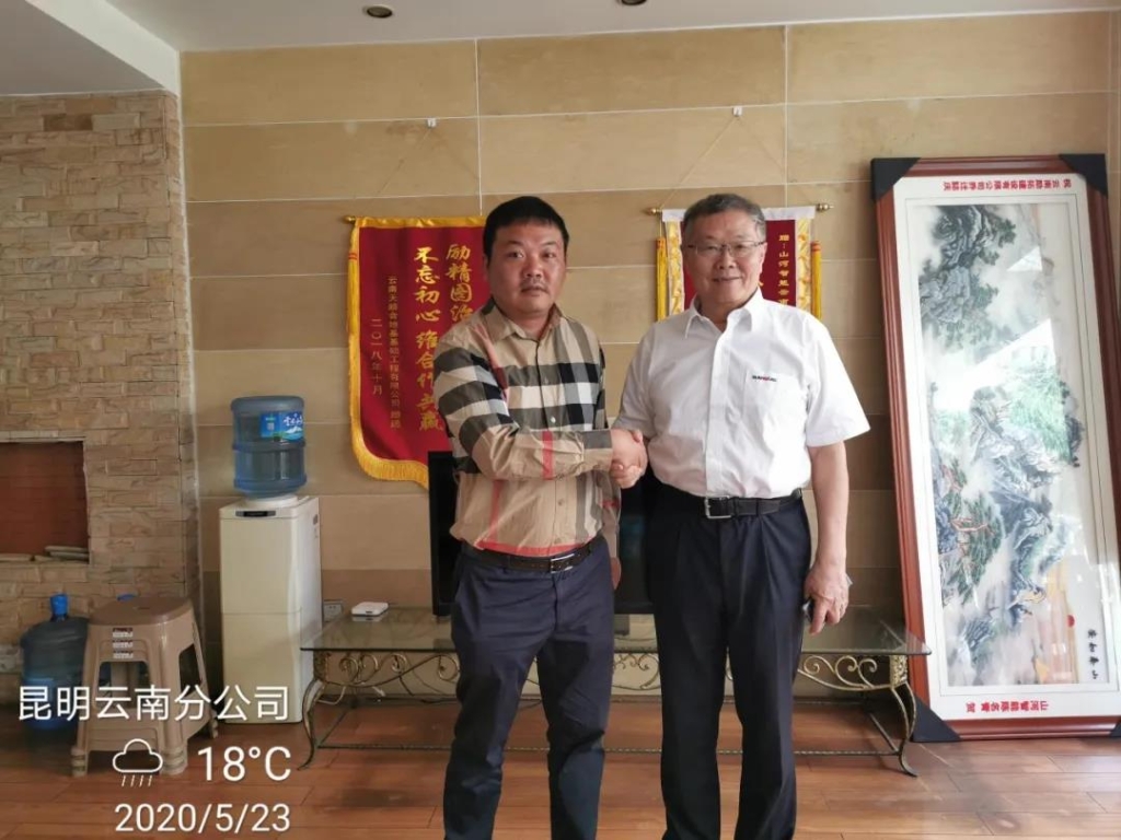 董事长何清华视察Z6人生就是博智能基础设备事业部云南分公司