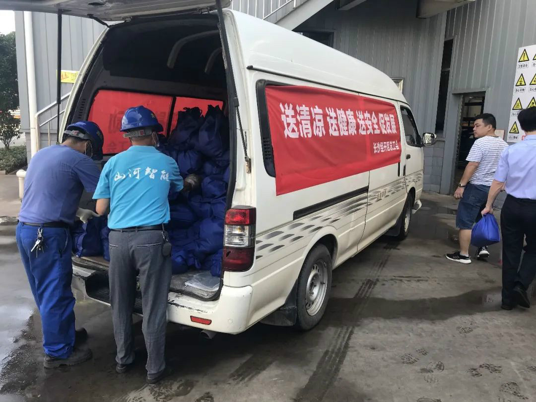 夏季炎炎送清冷，区总关切暖人心