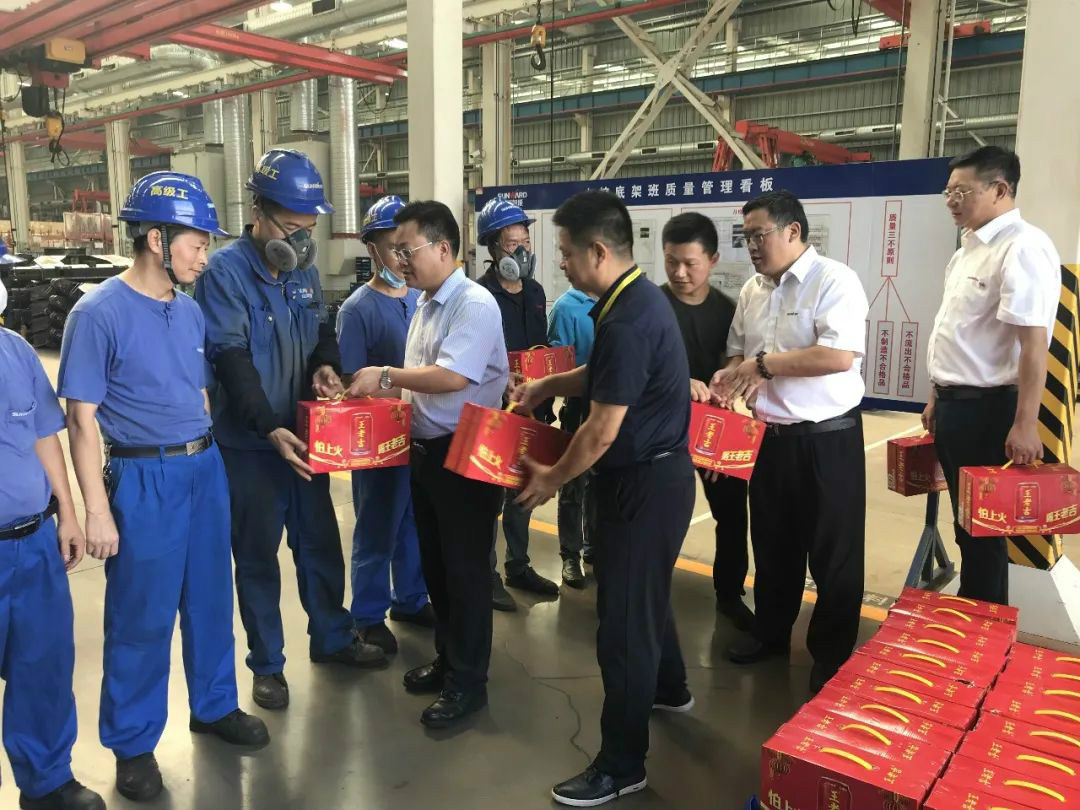 夏季炎炎送清冷，区总关切暖人心
