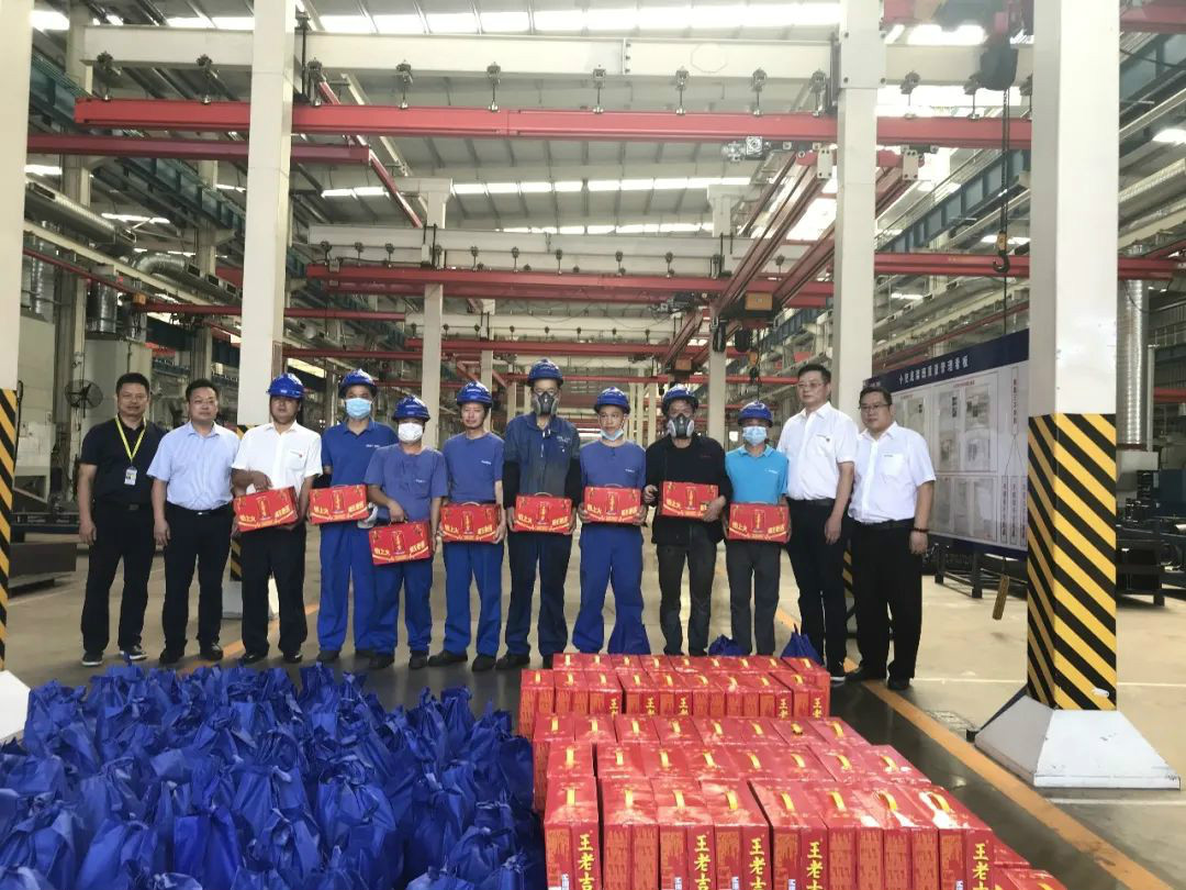 夏季炎炎送清冷，区总关切暖人心