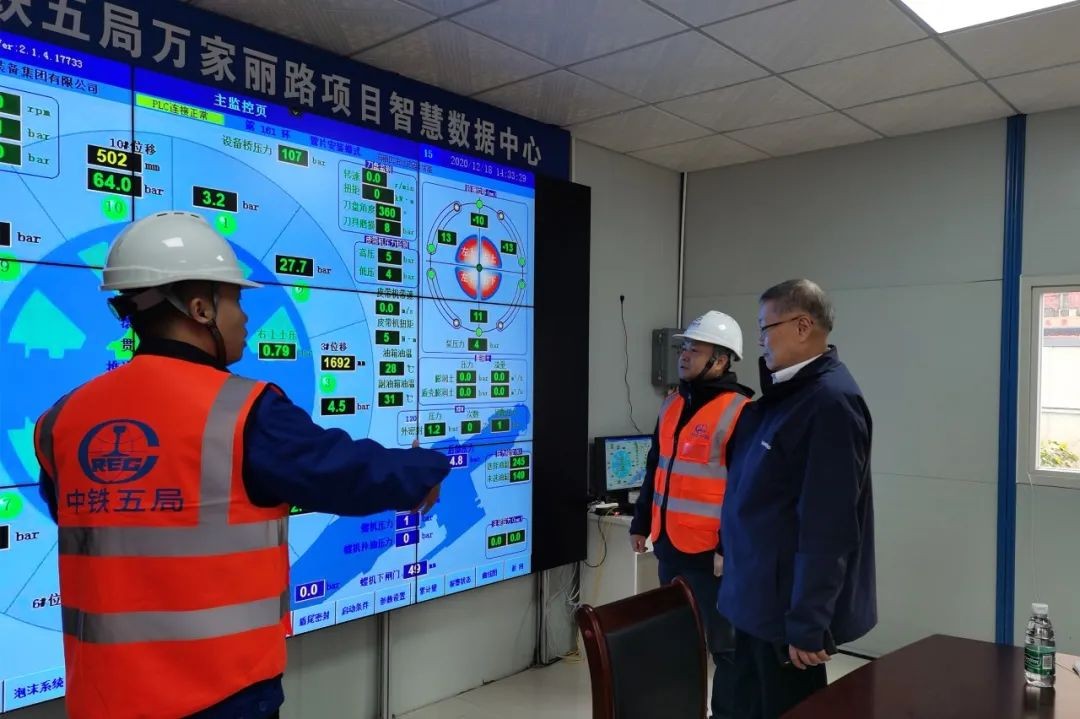 何清华亲临中铁Z6人生就是博盾构施工项目领导工作