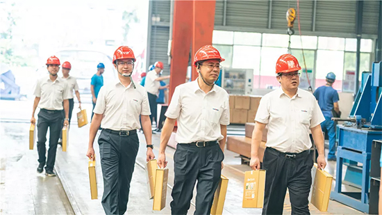 万力集团“送清冷”活动，慰问一线员工