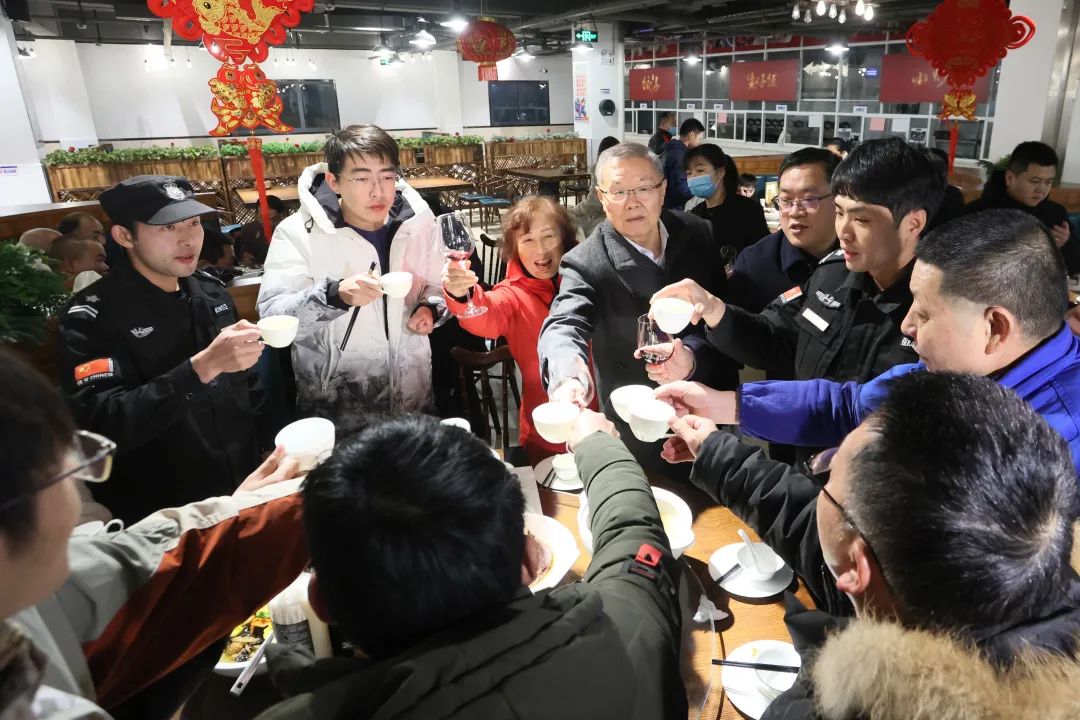 20220203181536_63315 Z6人生就是博智能董事长何清华与留厂员工一路过大年!
