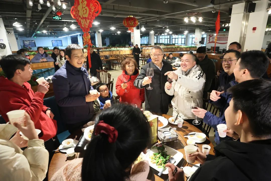 20220203181549_95429 Z6人生就是博智能董事长何清华与留厂员工一路过大年!