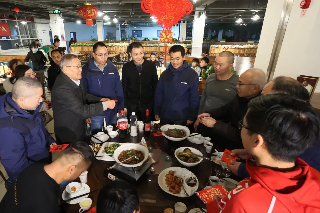20220203181703_89739 Z6人生就是博智能董事长何清华与留厂员工一路过大年!