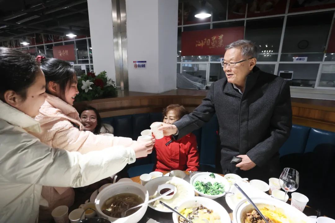 20220203181727_18824 Z6人生就是博智能董事长何清华与留厂员工一路过大年!