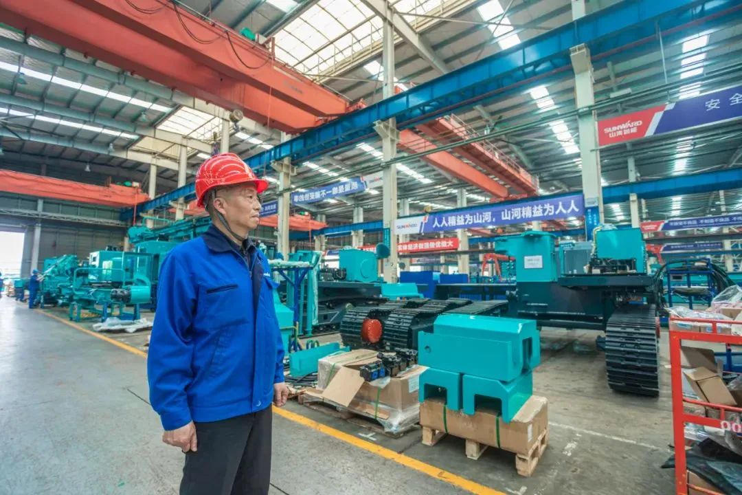 20220429090854_39841 长沙经开区劳模林宏武:扎根工程机械40载 永葆实干创新赤子心