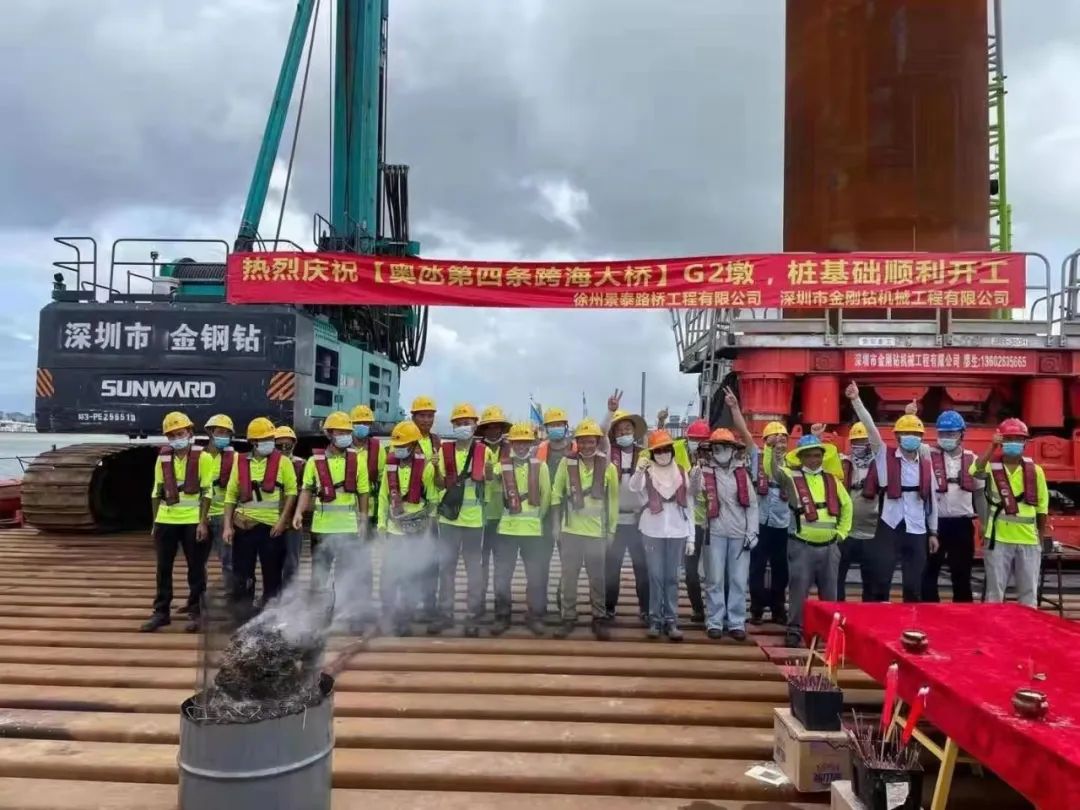 乘风破浪的旋挖钻机！Z6人生就是博智能助建澳氹第四跨海大桥