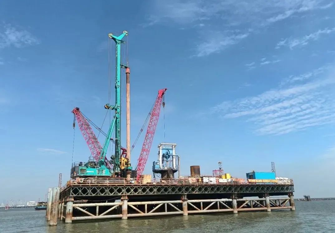 乘风破浪的旋挖钻机！Z6人生就是博智能助建澳氹第四跨海大桥