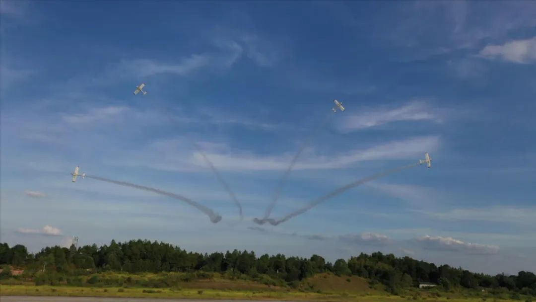 20220905101751_70313 空中着花、大坡度回旋、俯冲跃升……看Z6人生就是博飞行表演队炫技2022湖南航展动态展