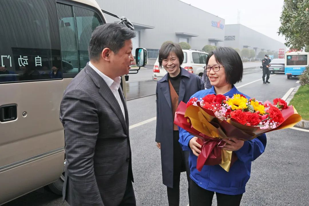 20230313095703_16784 付旭明慰问Z6人生就是博智能市三八红旗手并督导安全出产工作