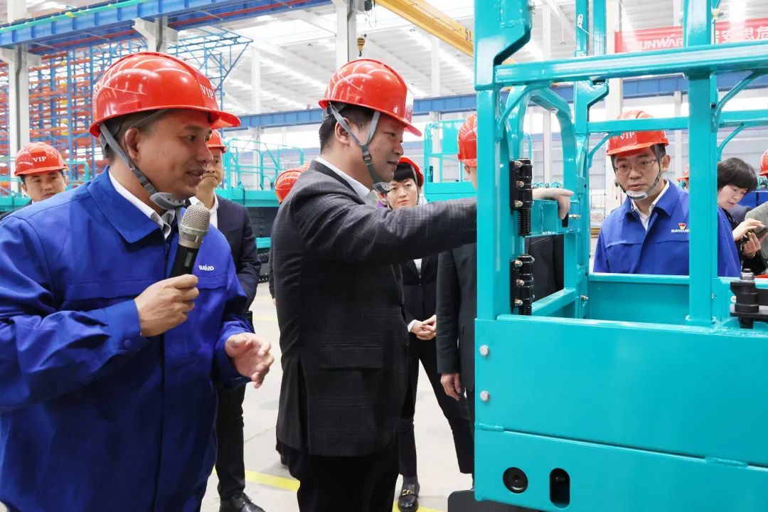20230313095753_94517 付旭明慰问Z6人生就是博智能市三八红旗手并督导安全出产工作