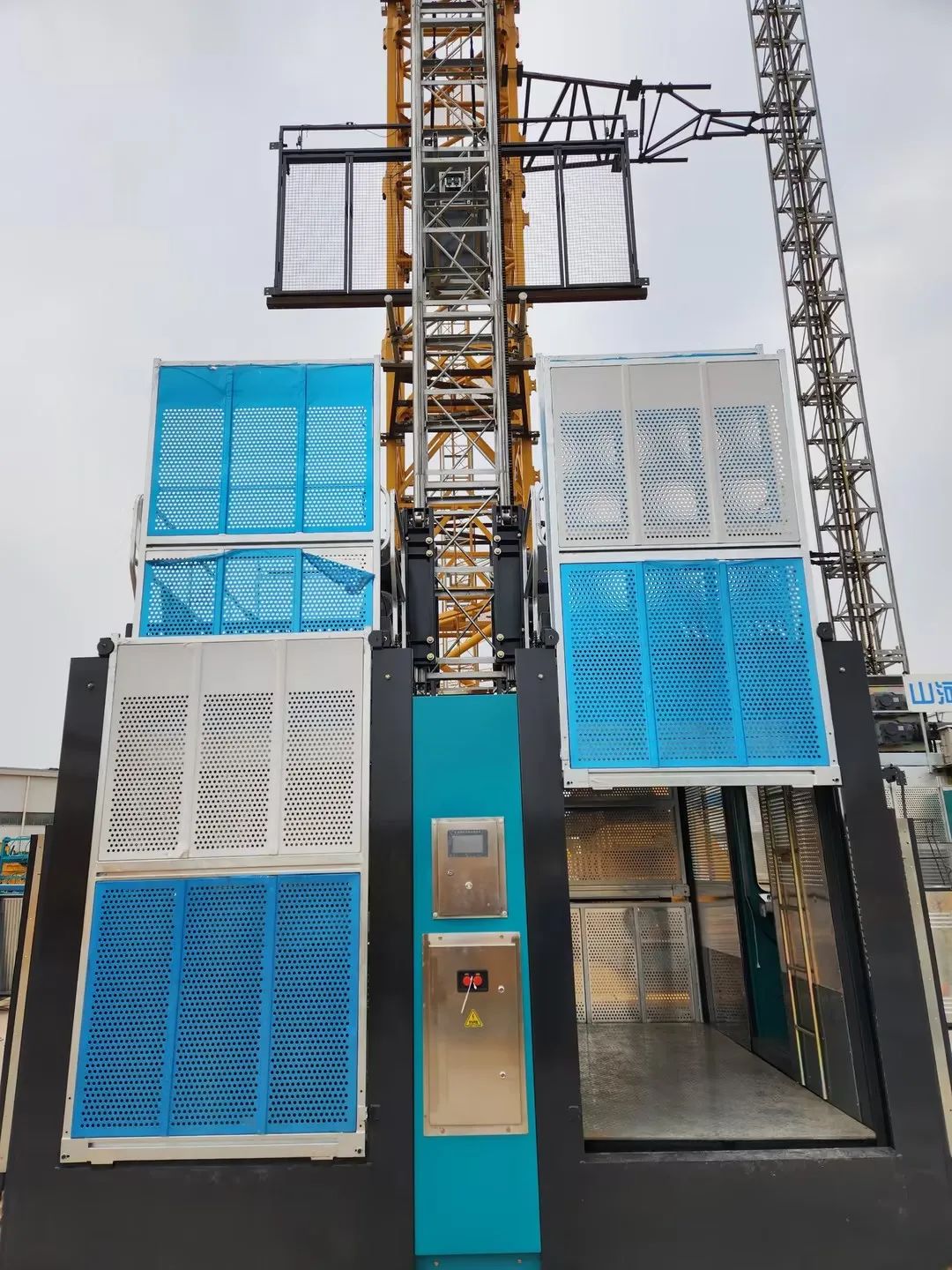 20230322170447_28053 科技显能、再添新品!Z6人生就是博江麓智能施工起落机成功下线