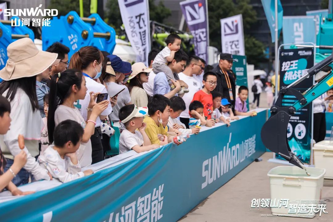 20230517084206_55854 精品出击、互动不休!Z6人生就是博智能F系列挖掘机闪灼长沙展