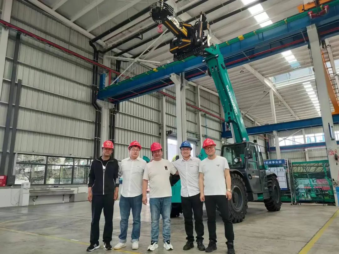 20230523165707_24256 独家定造!Z6人生就是博智能油缸更换机械人顺利下线