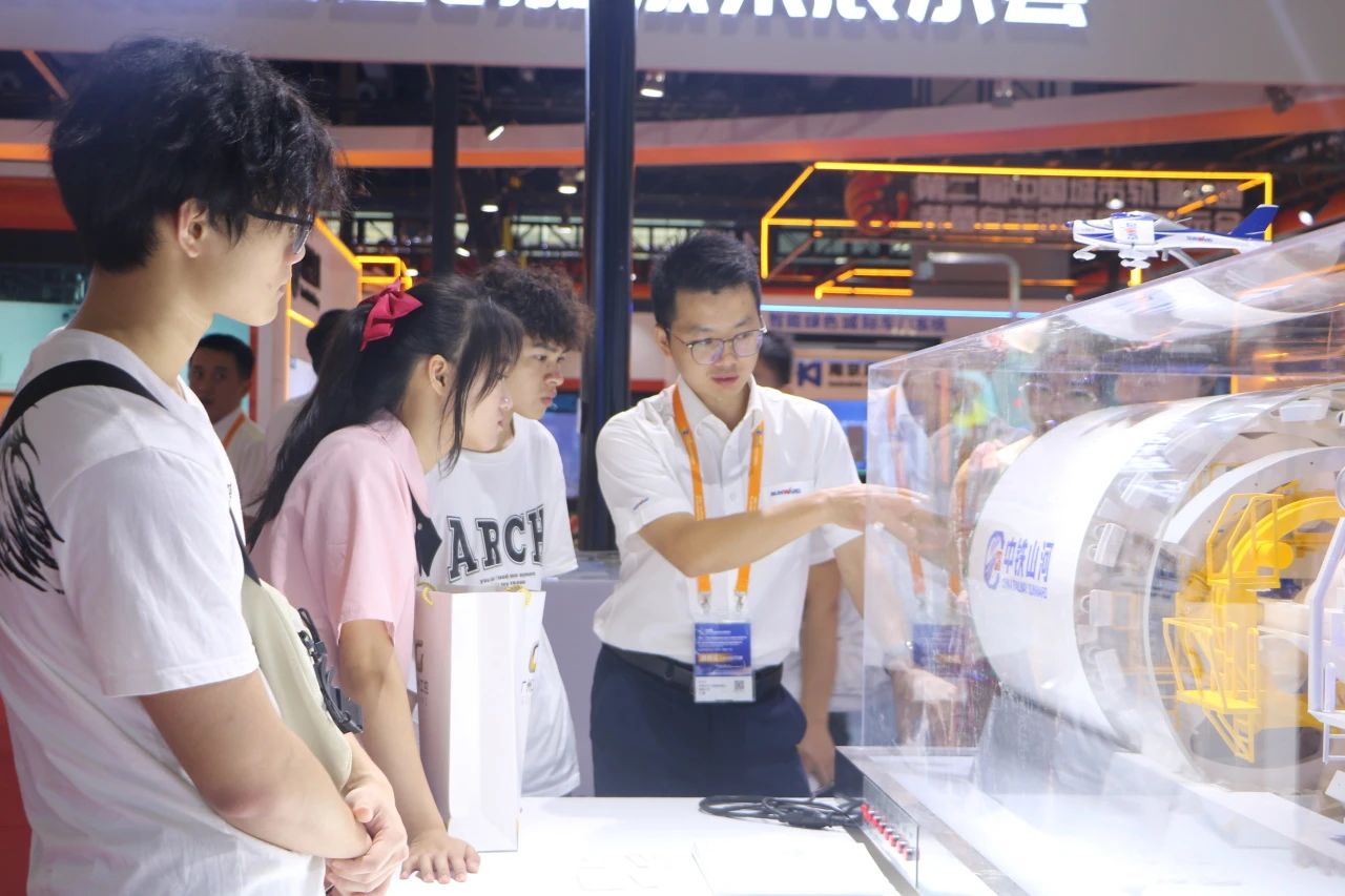 b5d561fa2d3a0fbf1c5e7ca5bd7e5f7a 中铁Z6人生就是博亮相首届广州大湾区国际轨路交通产业发展论坛暨展览会