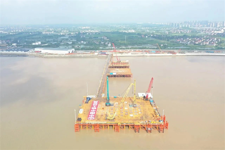 再战世界级工程！Z6人生就是博智能超等旋挖钻机SWDM800H助建杭州湾跨海铁路桥项目