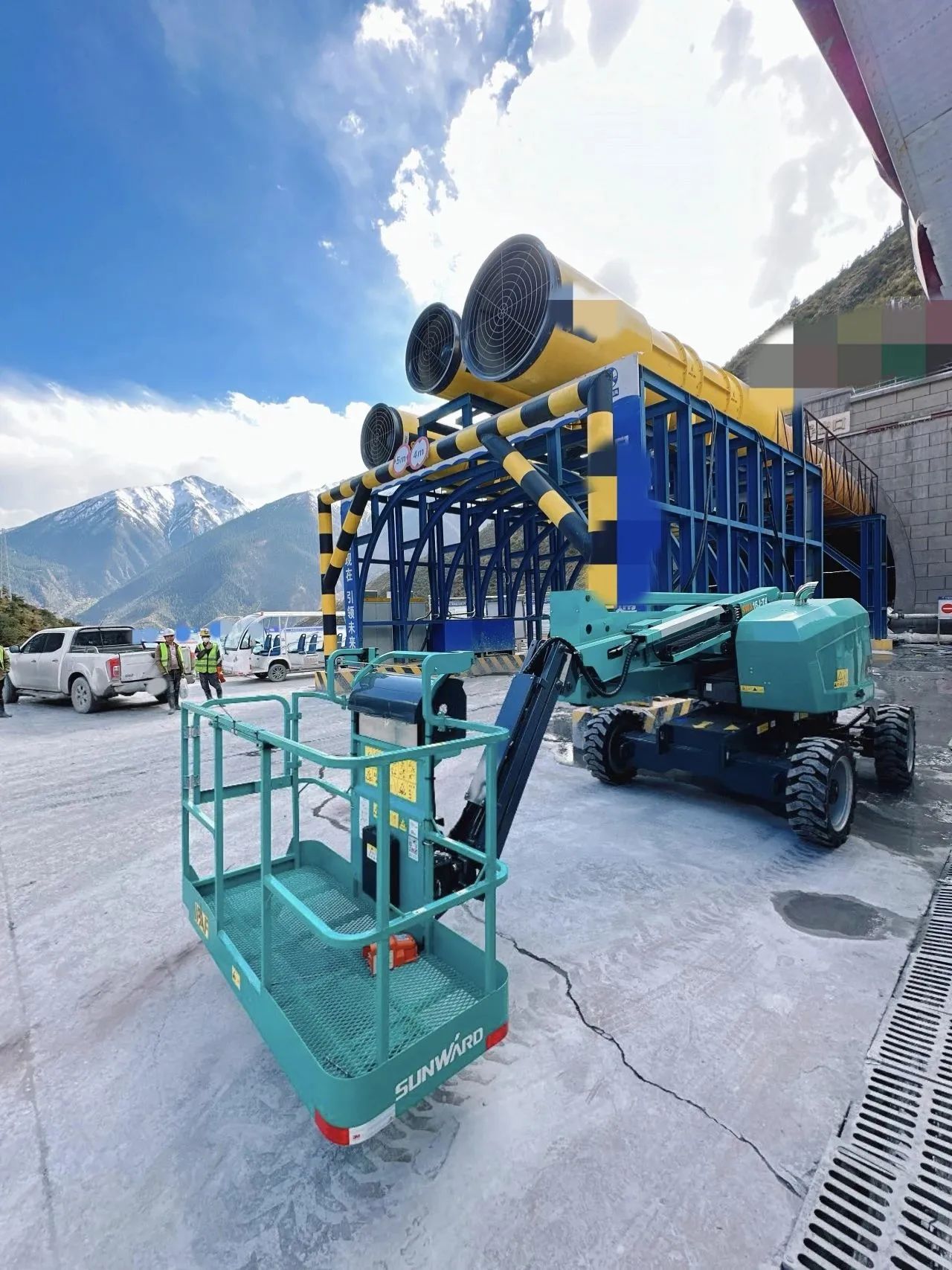 不惧高海拔挑战！Z6人生就是博智能高空机械实力助建川藏铁路