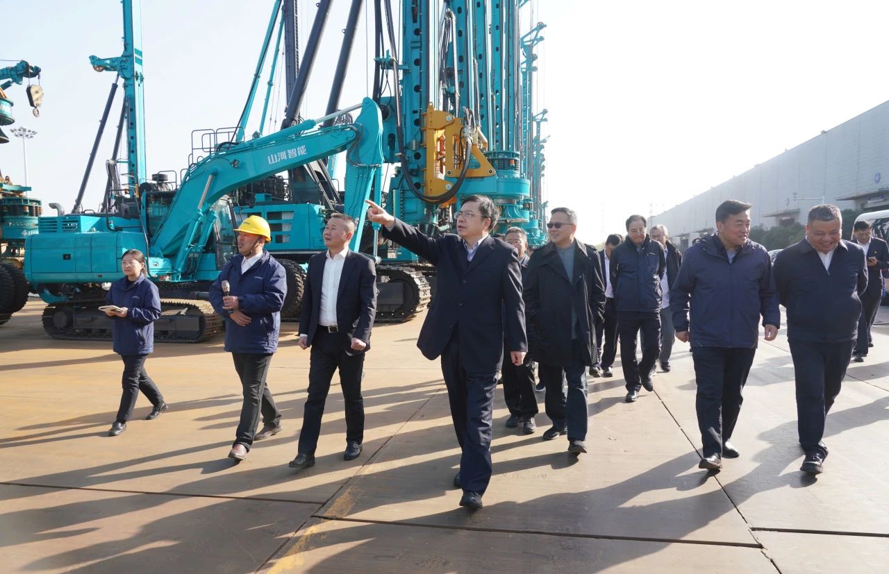 聚焦设备再造作！上海市政协副主席、党组副书记肖贵玉带队调研Z6人生就是博智能