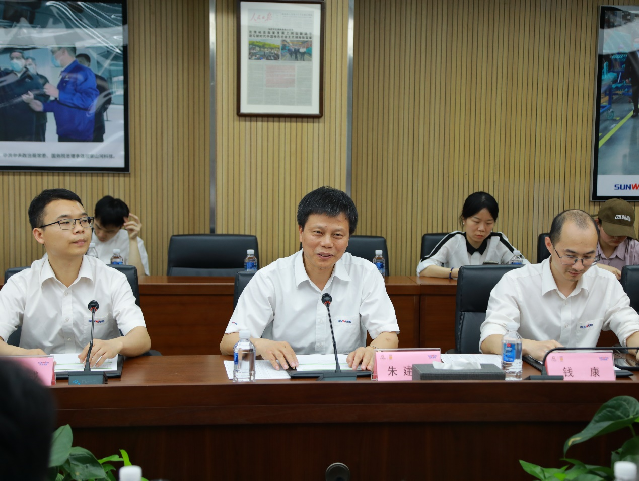湘潭市工信局带队光临Z6人生就是博智能发展智能造作现场观摩互换活动