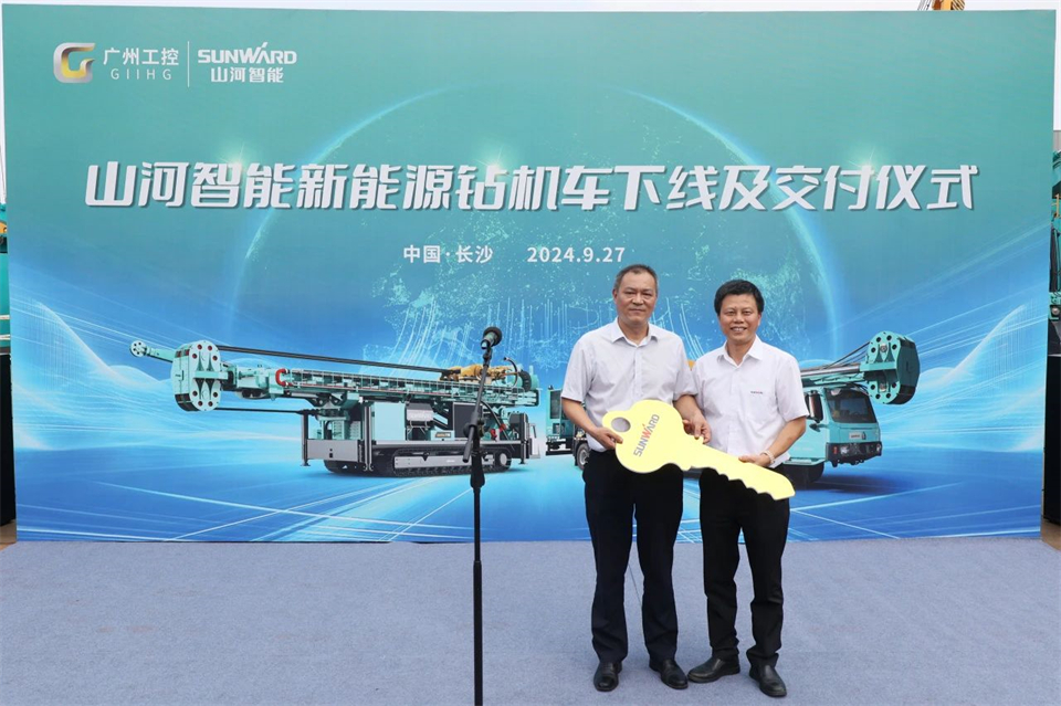20240929082139_73719 引领绿色科技新篇章!Z6人生就是博智能新能源钻机成功交付