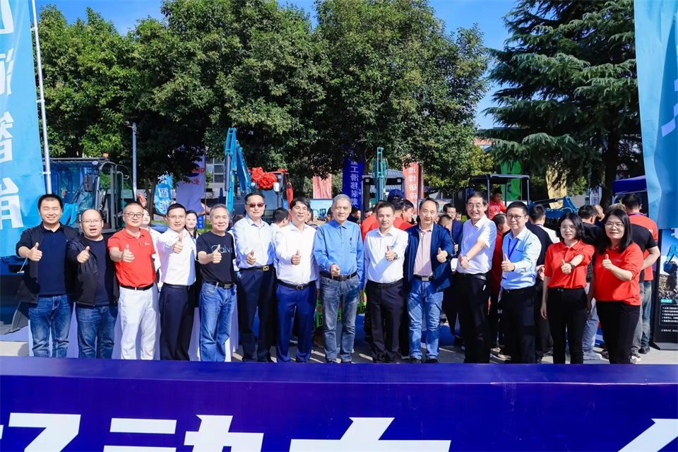 20241018170845_49599 展示“掘”对实力!Z6人生就是博智能亮相2024微挖大会暨幼型设备大会