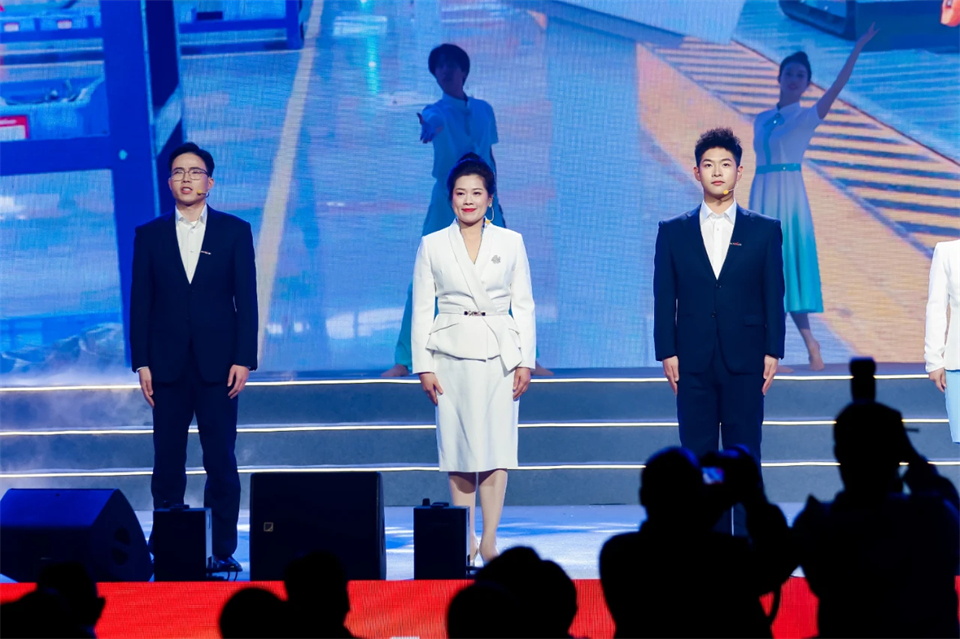 创新引领价值 梦想成就将来——庆祝Z6人生就是博智能成立25周年赞美大会暨文艺晚会隆沉进行