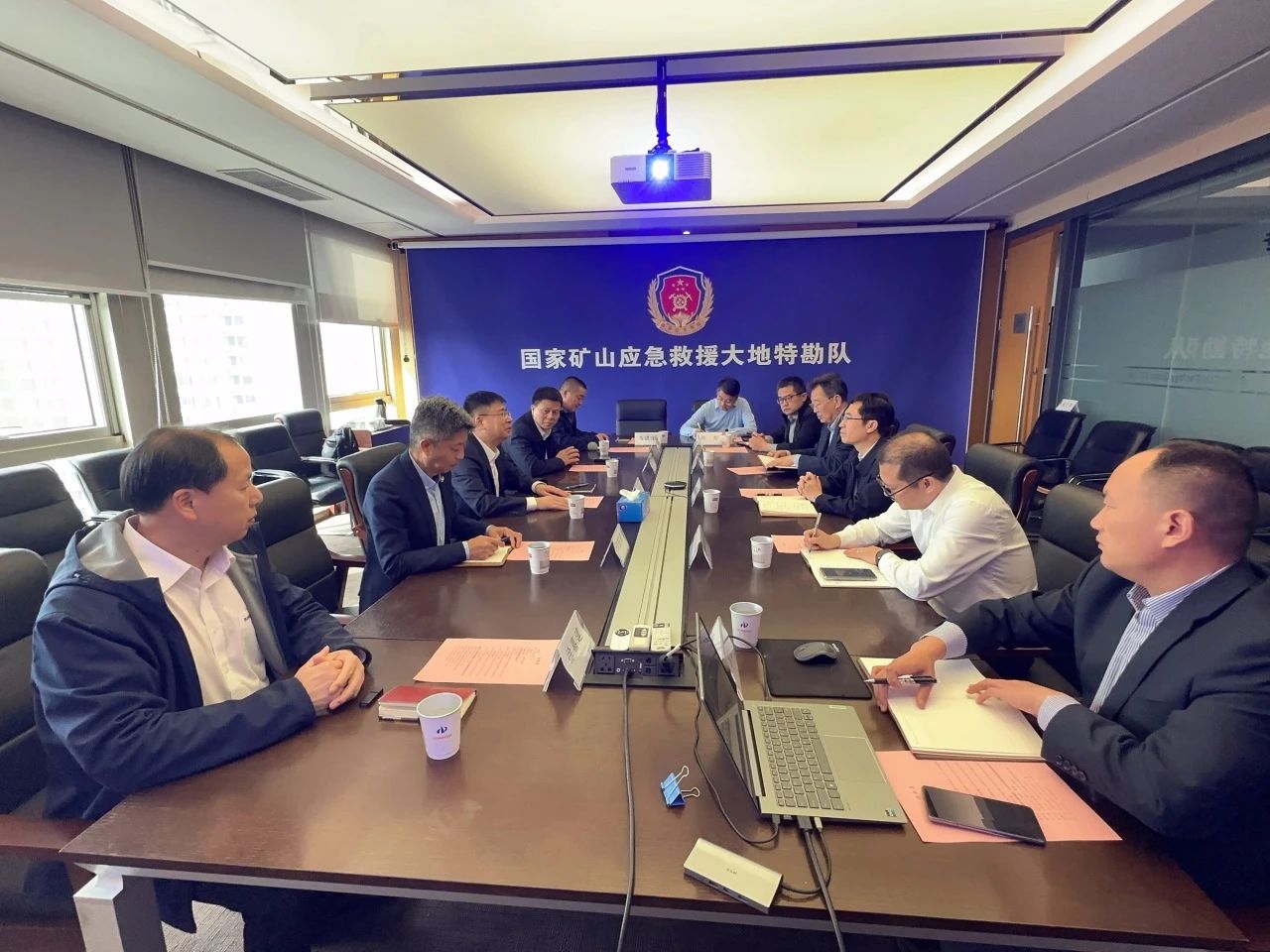 Z6人生就是博智能董事长付向东带队造访中煤地质总局、大地特勘公司