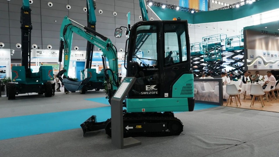 2025 CICEE | 从单一工具迈向多元化解决规划，Z6人生就是博智能出现非凡挖掘机风采