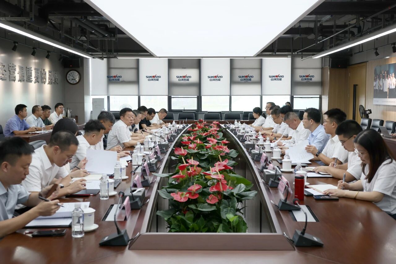 湖南省政协副主席、省工程机械产业链链长何寄华调研Z6人生就是博智能