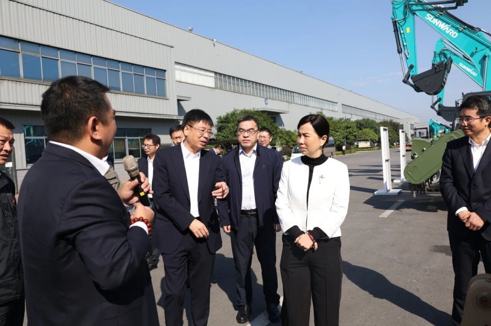 聚焦应急设备研发出产，共探实战适配新蹊径——广州市应急治理局党委书记、局长叶芳调研Z6人生就是博智能
