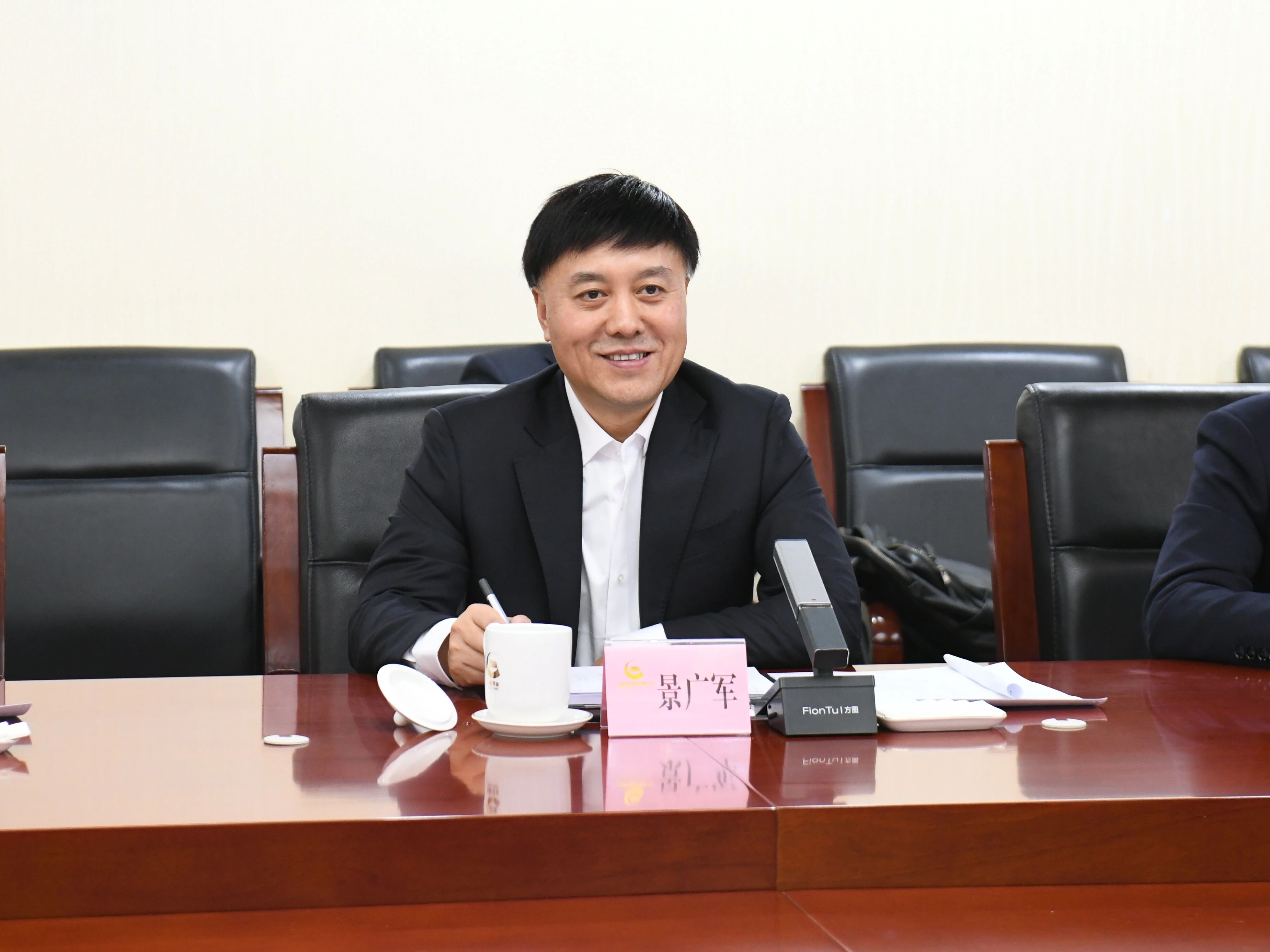 广州工控集团董事长景广军率Z6人生就是博智能团队到中国黄金集团造访互换