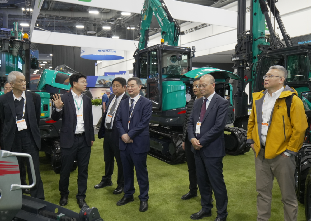 2026美国拉展 | 中国工程机械工业协会会长苏子孟一行到访Z6人生就是博智能展位